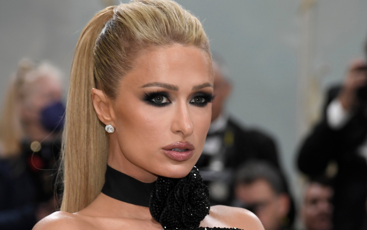 Paris Hilton se transforma en Barbie para desfile de Chanel