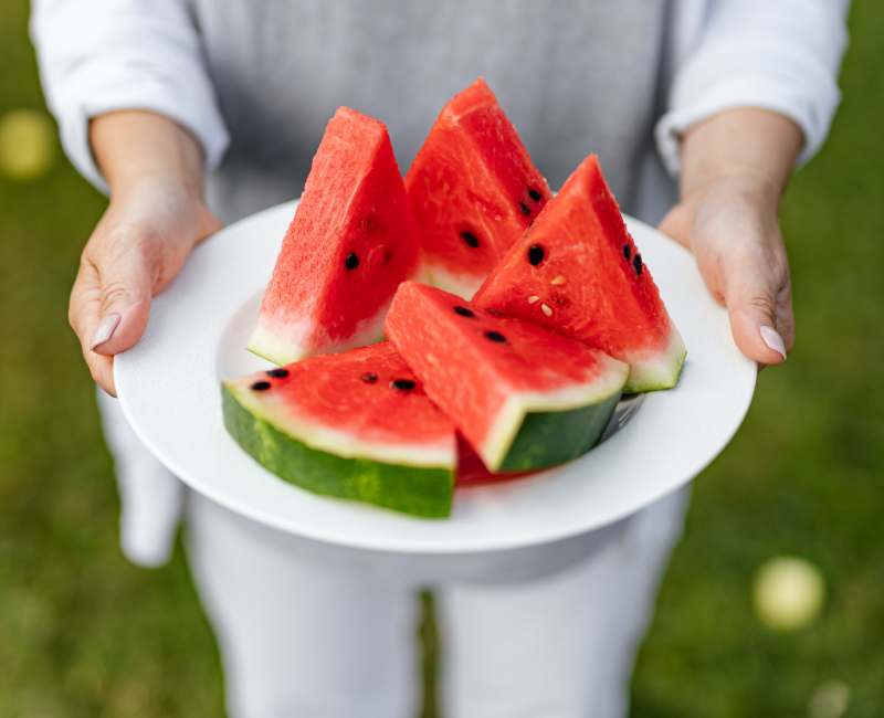 ¿Es peligroso comer sandía de noche?