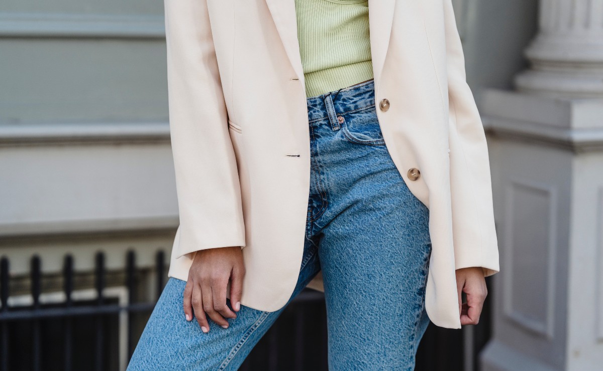 Cómo combinar jeans para looks de oficina sin verte informal