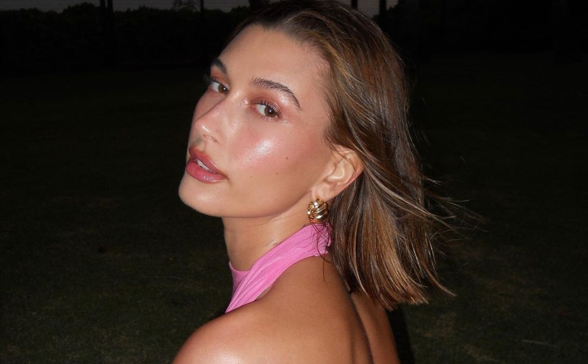 Hailey Bieber modela deslumbrante minivestido estilo ‘barbiecore’