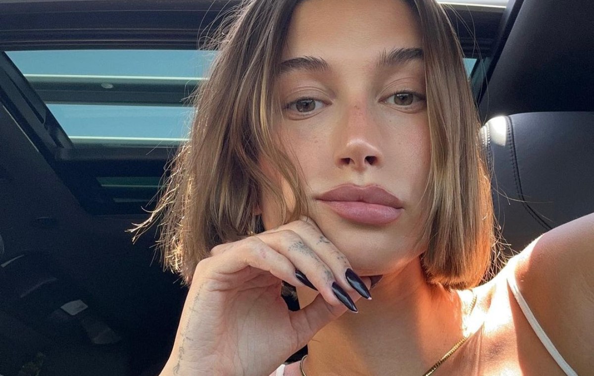 El 'total white look' con espalda al descubierto de Hailey Bieber