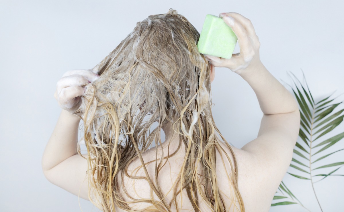 Qué es el shampoo sólido y cuáles son sus beneficios en el pelo