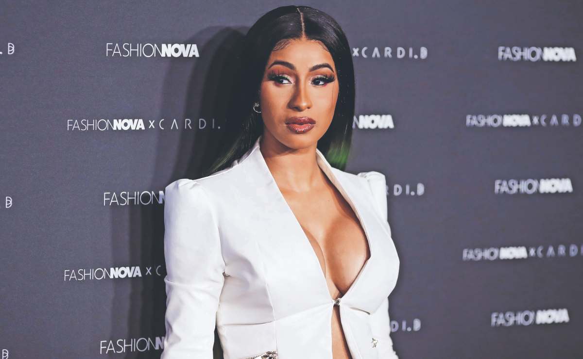 Cardi B le avienta su micrófono a 'fan' que le arrojó bebida