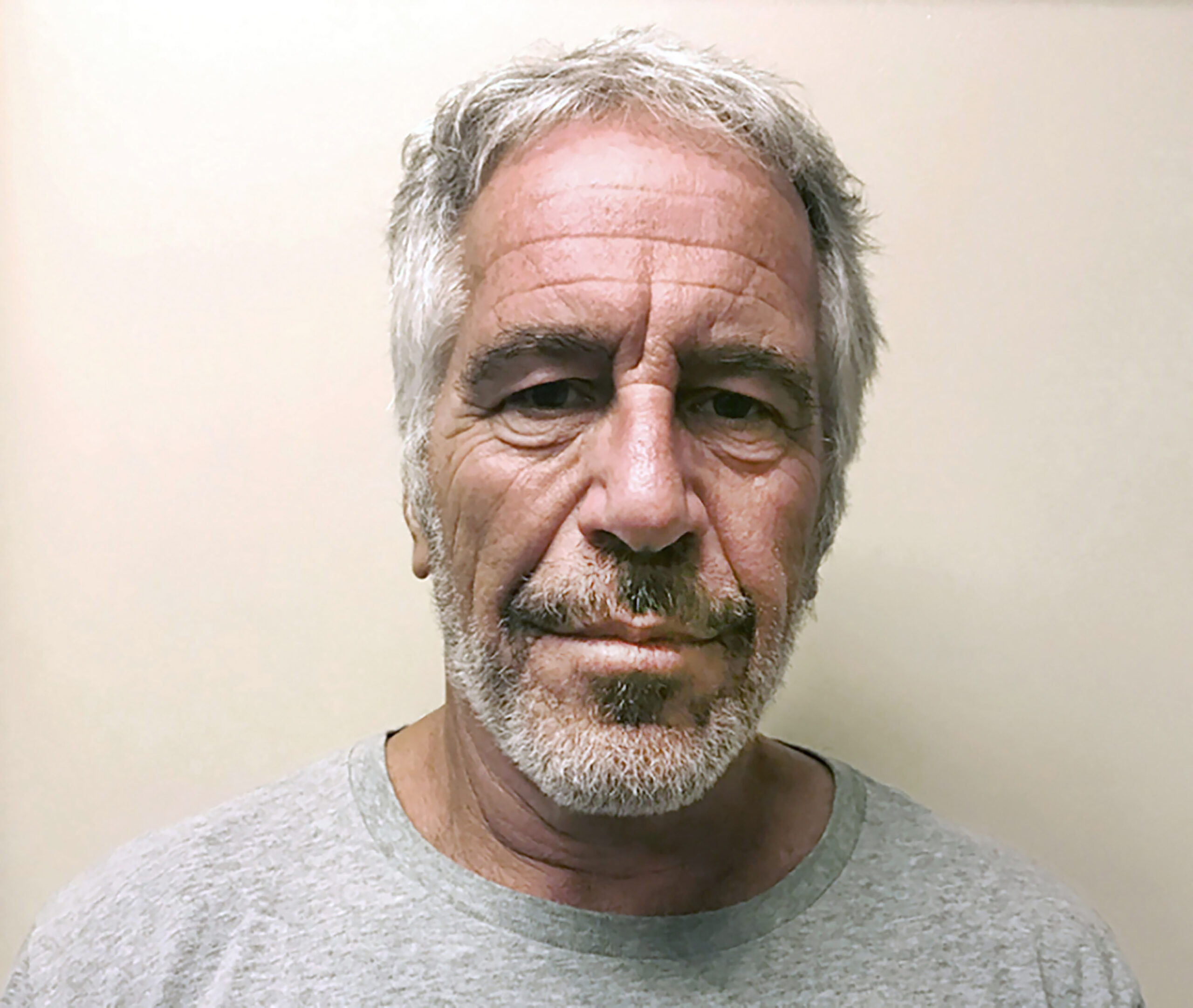 Príncipe Andrés habló con Jeffrey Epstein en arresto domiciliario