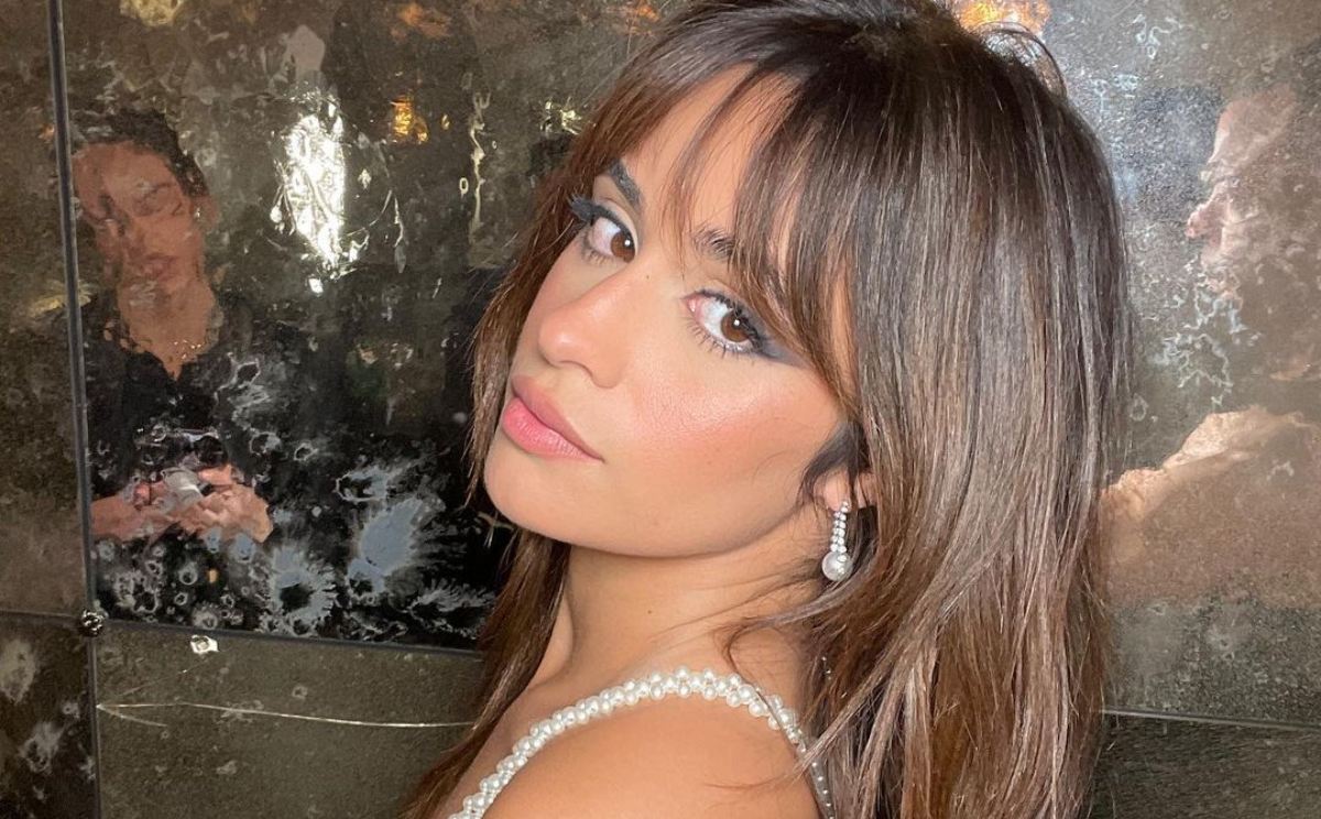 Camila Cabello sorprende con vestido transparente y plataformas XL