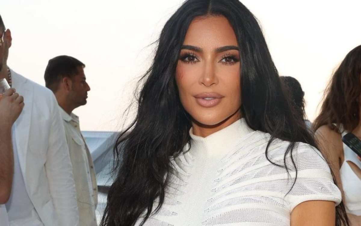 Kim Kardashian luce como ‘Barbie’ en la playa con bikini rosa