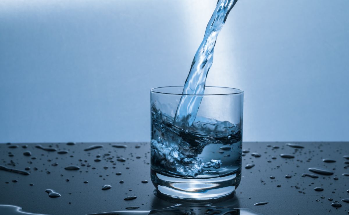 Por qué deberías tomar un vaso de agua antes de una conversación importante