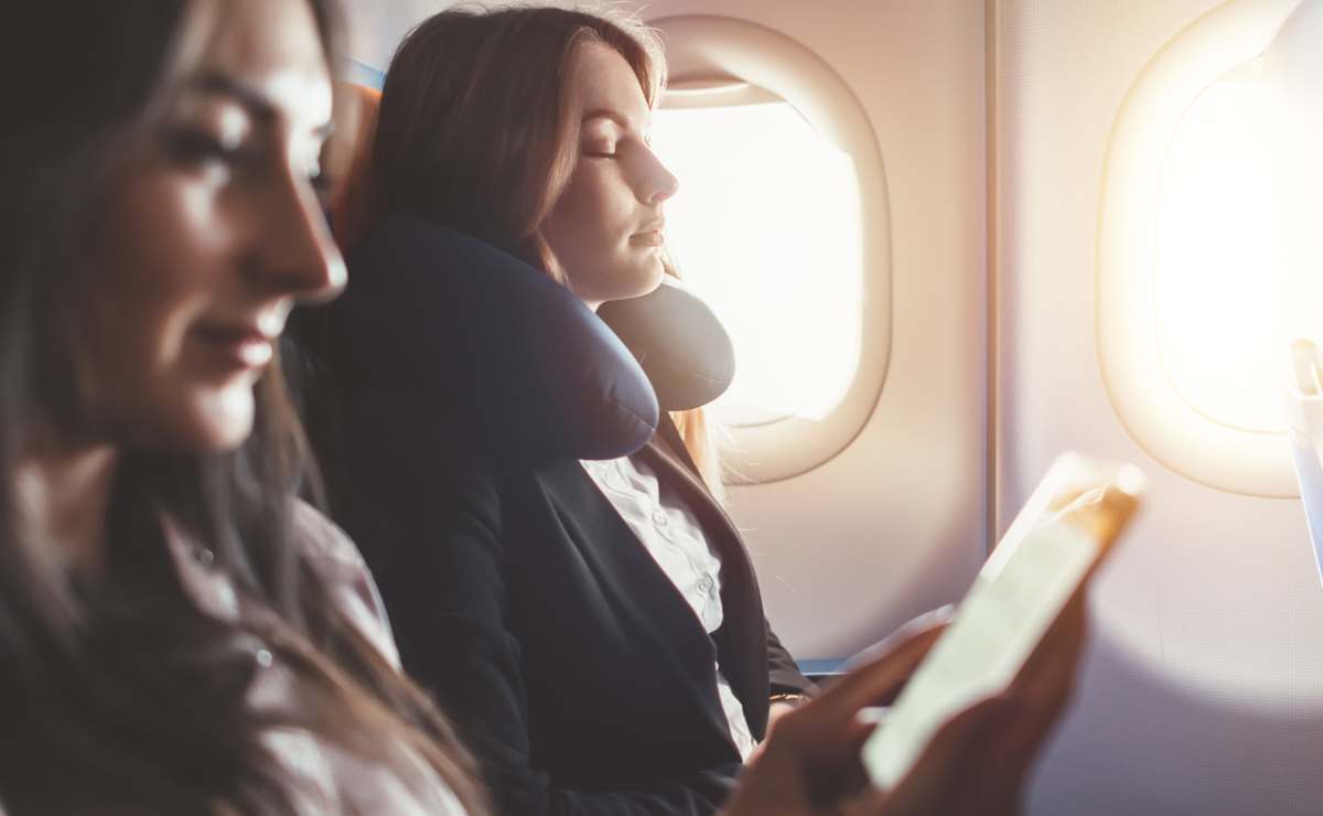 Tips para dormirte más rápido cuando viajas en avión