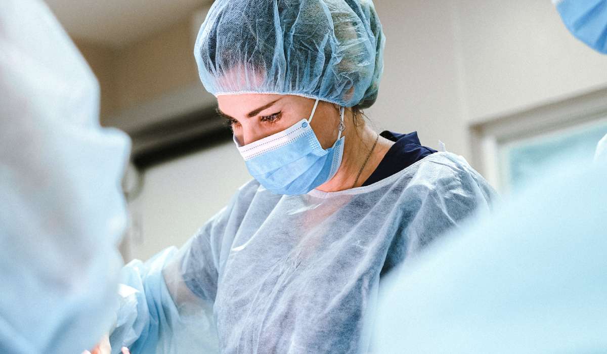 Acoso en quirófanos: estudio revela que cirujanas son agredidas en su trabajo
