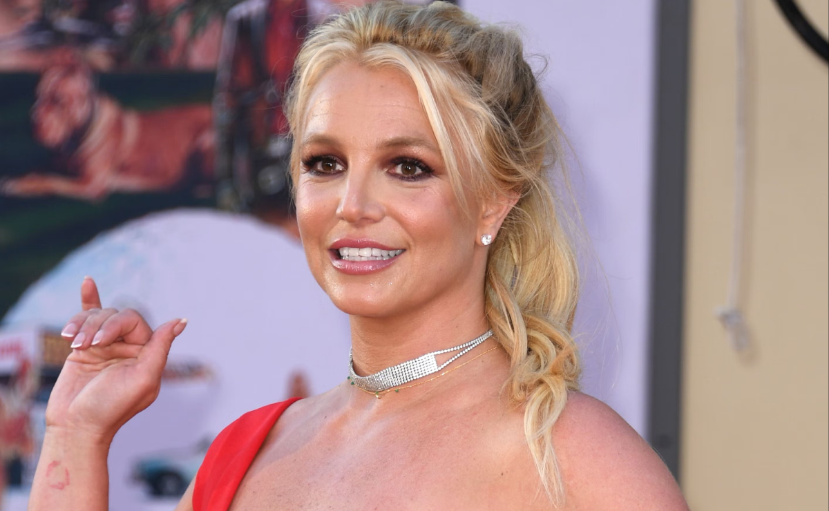 Britney hace peligrosa danza con cuchillos y preocupa a fans
