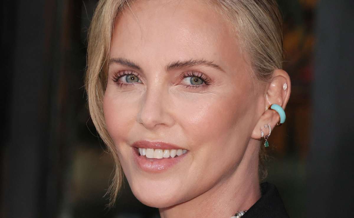 Charlize Theron deslumbra con un top hecho de perlas