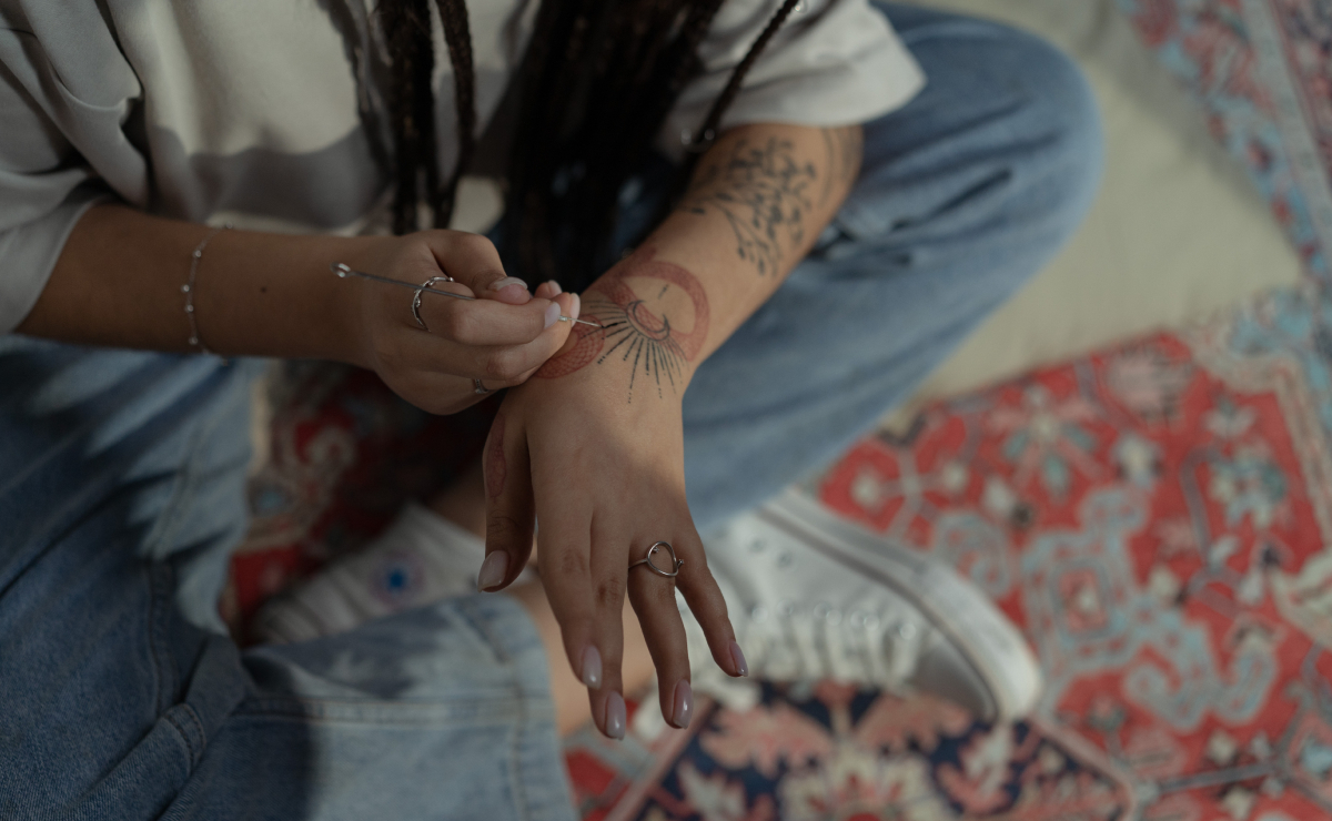 'Handpoke': así es la técnica de tatuajes hechos a mano alzada