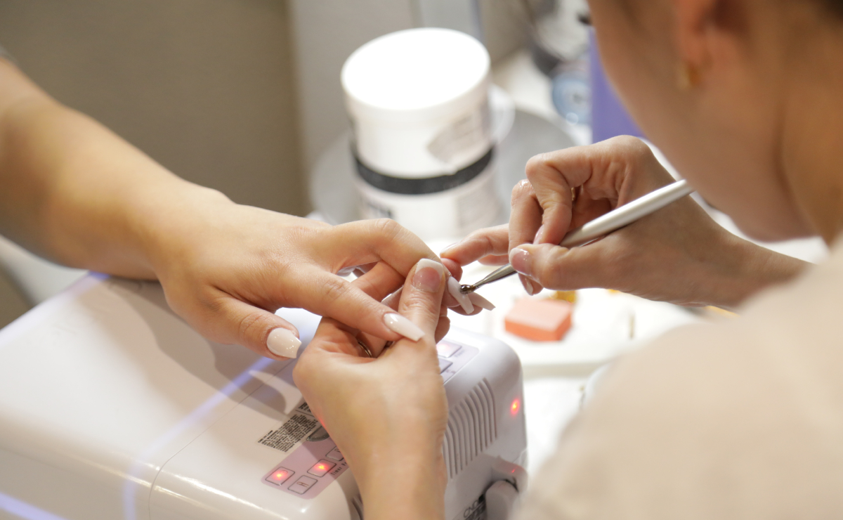 Qué peligros hay de ponerte uñas postizas