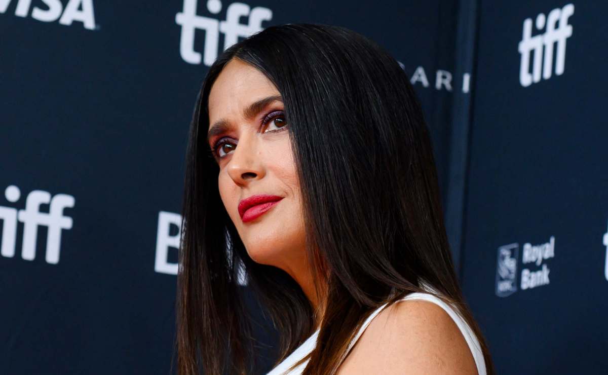 Salma Hayek triunfa en Toronto con entallado vestido blanco