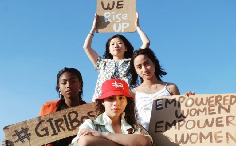 Cuáles son las olas del feminismo y cómo se ha luchado por los derechos de las mujeres