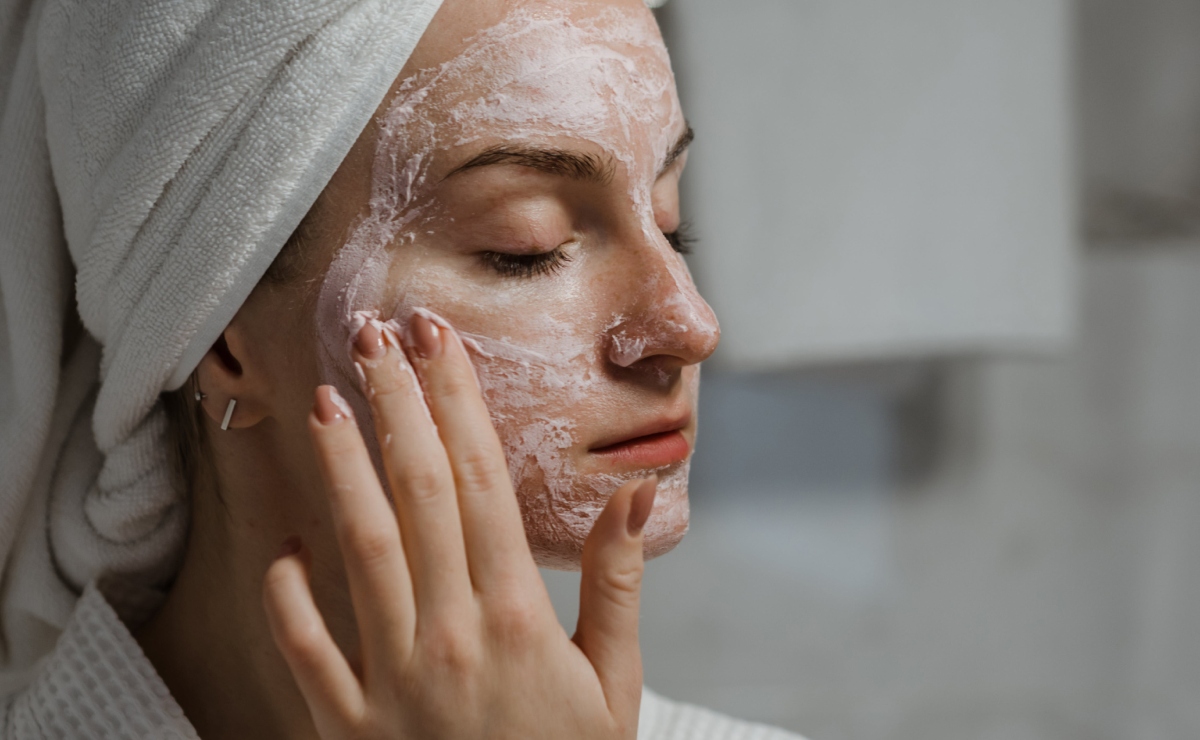 ¿Cuál es la manera correcta de exfoliar tu rostro?