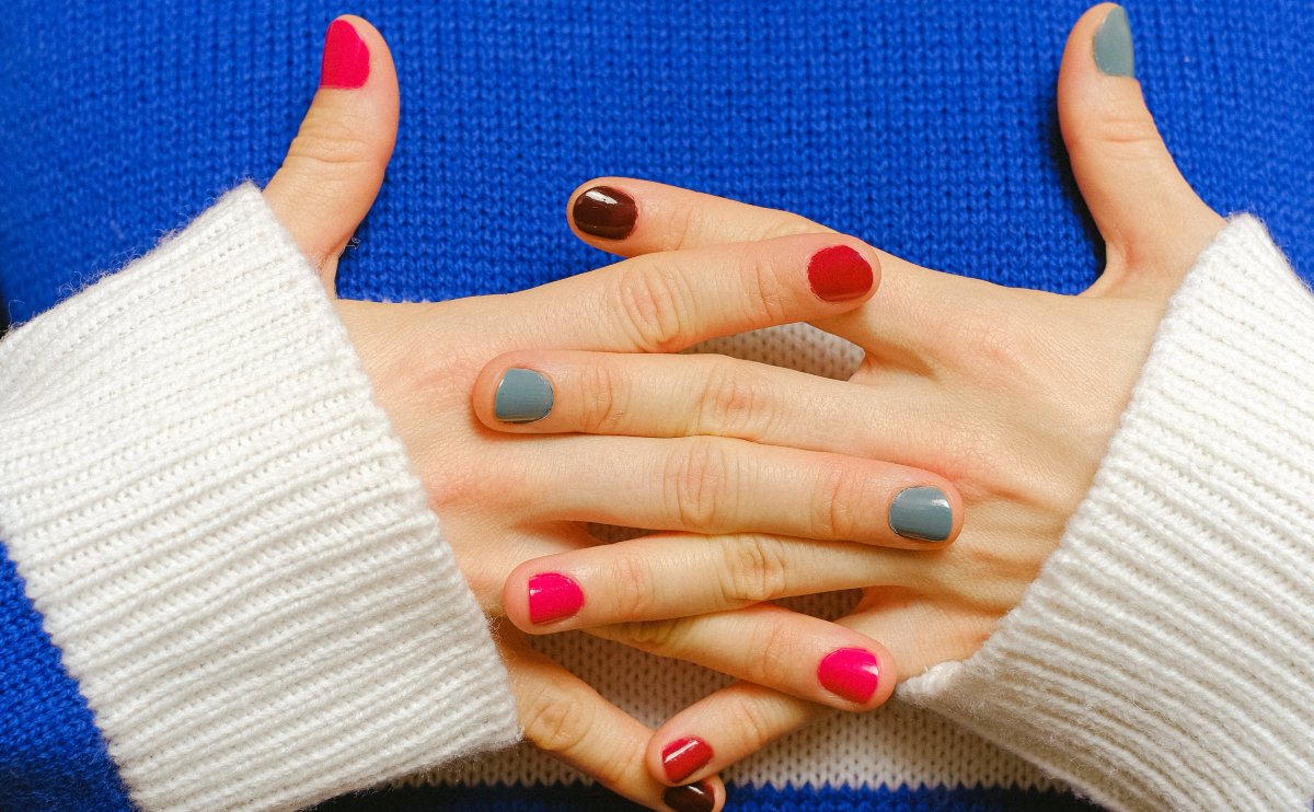 Esmaltes térmicos: cómo funciona el trend de uñas que cambian de color