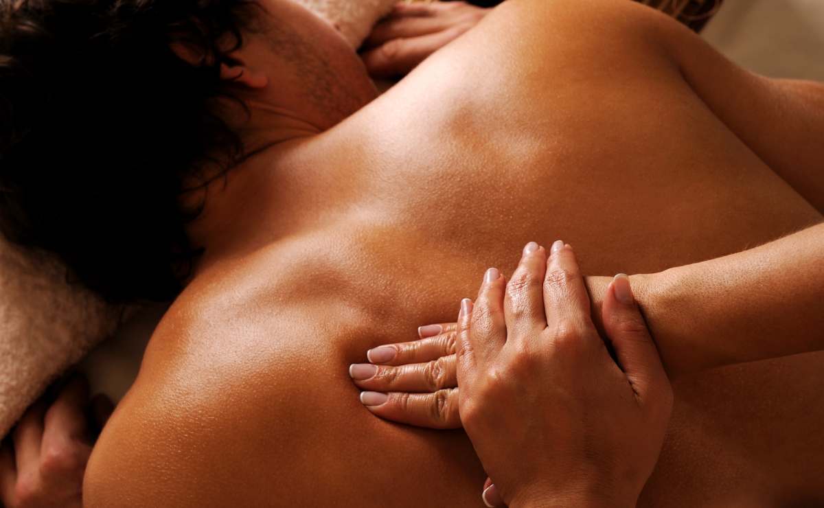 ¿Cómo dar un masaje erótico? Lo que sí y no debes hacer