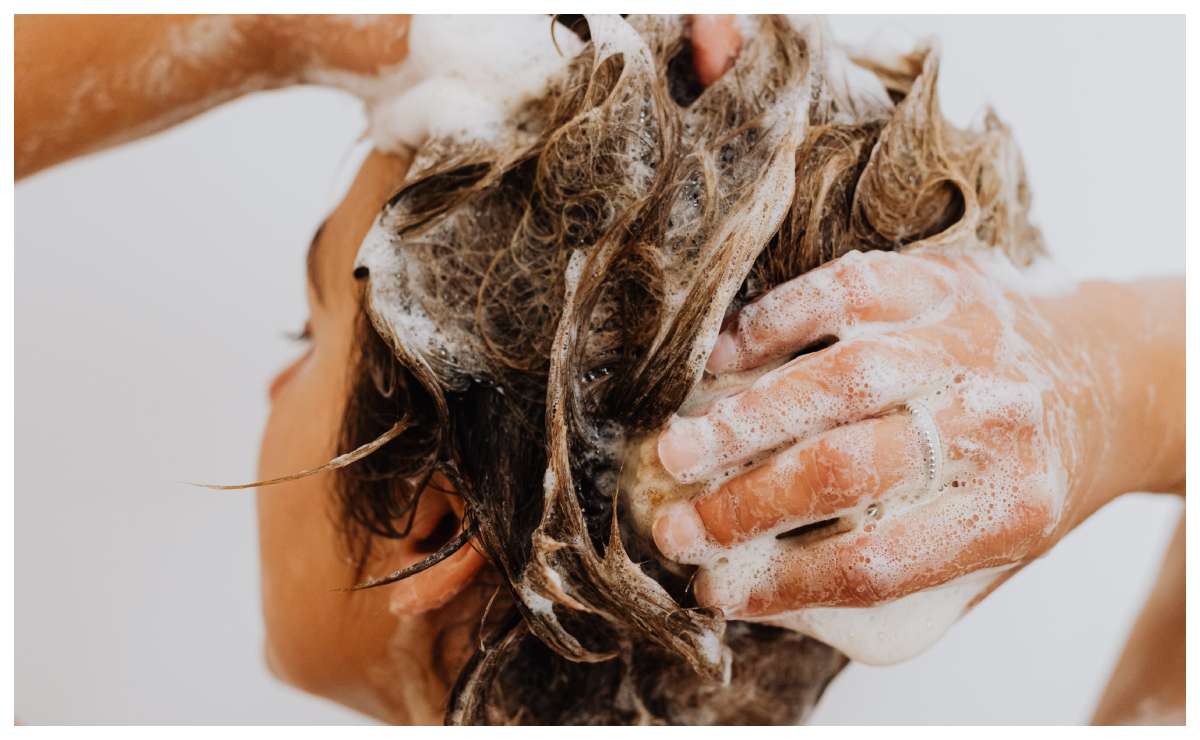 Por qué no deberías lavar tu pelo con agua caliente después de pintarlo