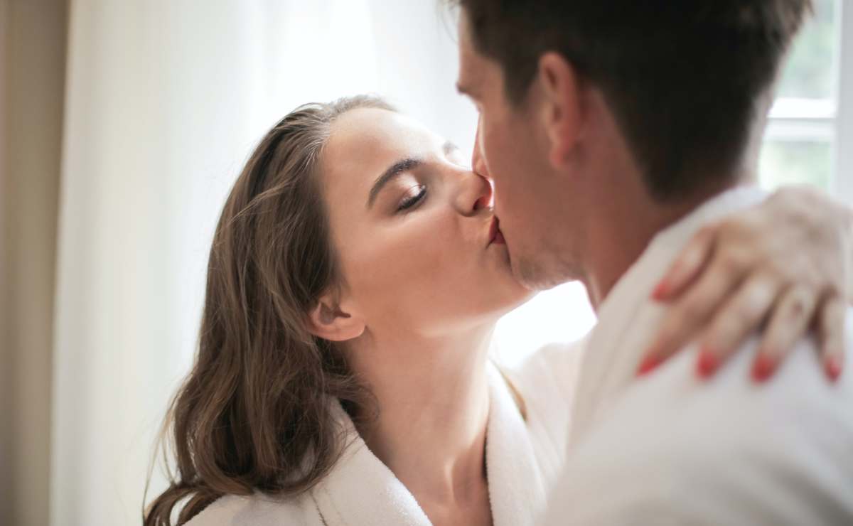 Así es como besar puede beneficiar tu salud física y mental