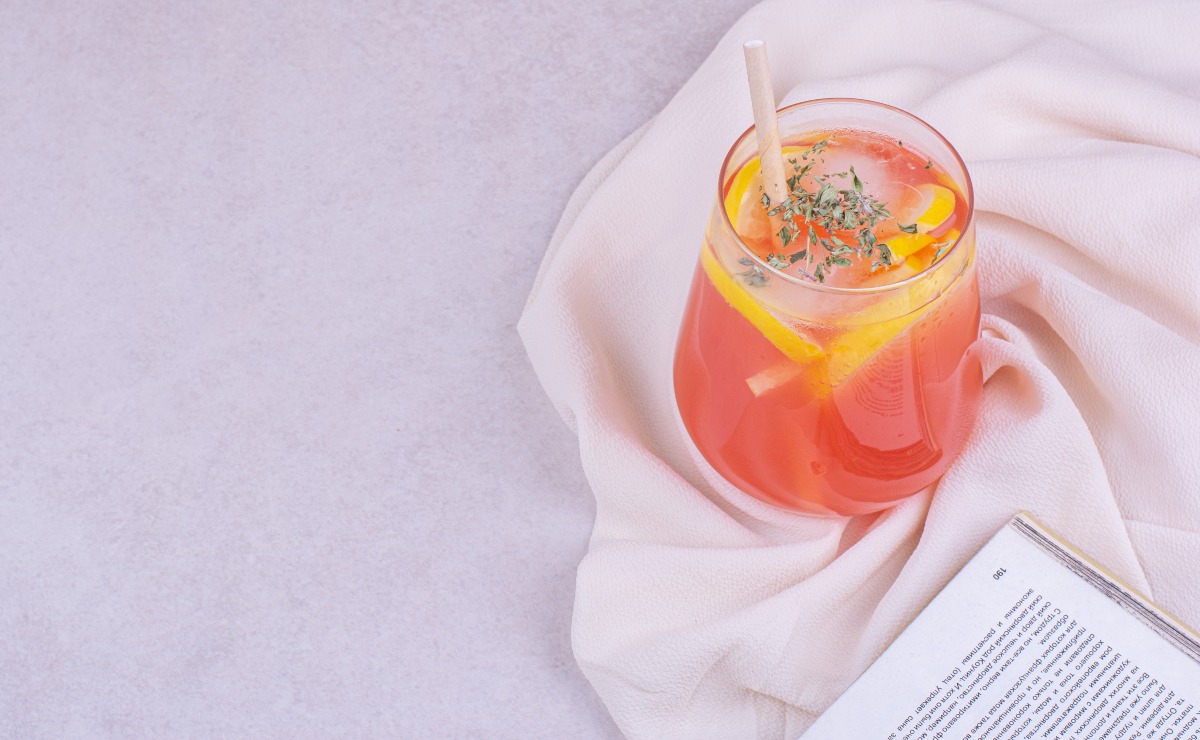 Recetas de cocteles color ‘Peach Fuzz’ para una tarde de amigas