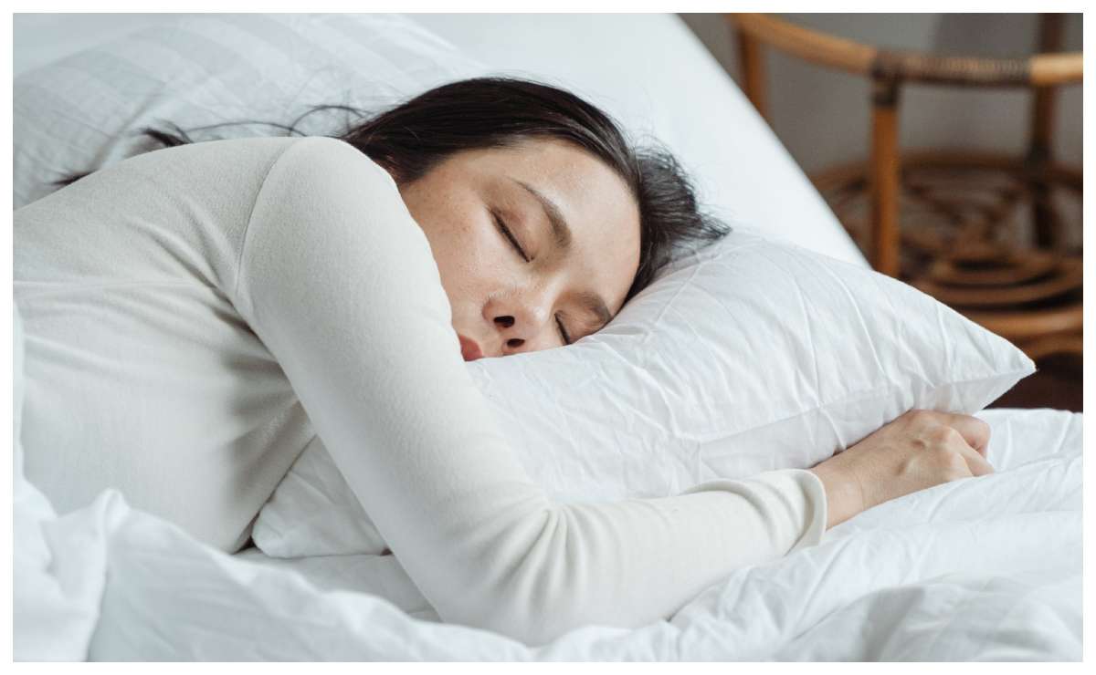 Cuál es la posición para dormir más saludable en mujeres
