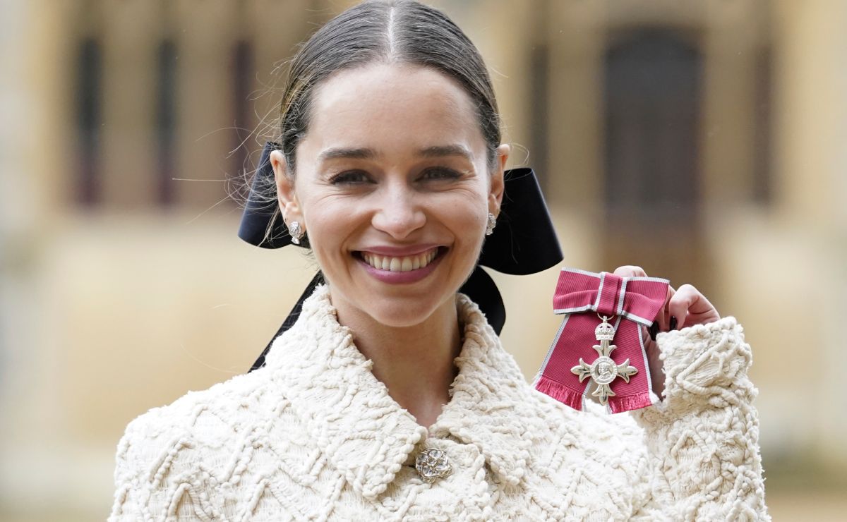 ¡‘Drakarys’! Emilia Clarke recibe medalla de la Orden del Imperio Británico