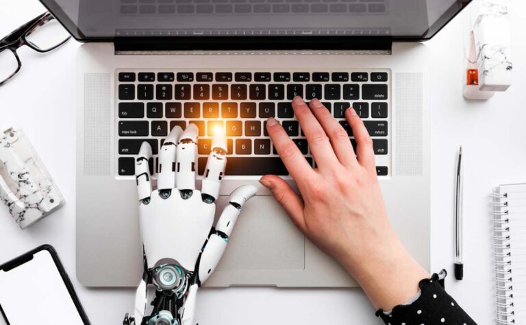 Mujer: cómo usar inteligencia artificial para encontrar trabajo