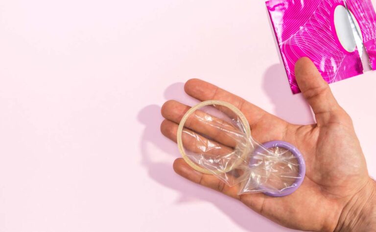 Cómo se usa un condón femenino o condón interno