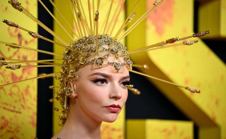 Anya Taylor-Joy sorprende con vestido lleno de flechas doradas