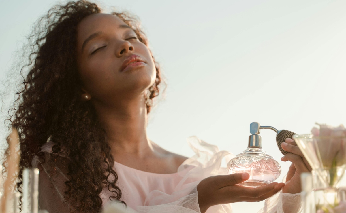 Por qué no puedes oler tu propio perfume