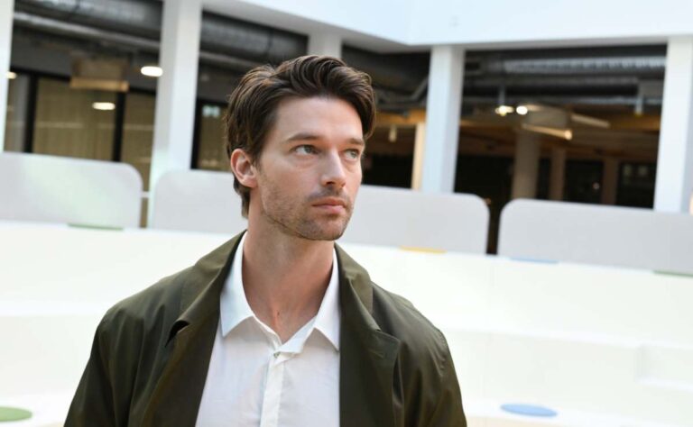Patrick Schwarzenegger, el actor que pospuso su boda por 'The White Lotus'