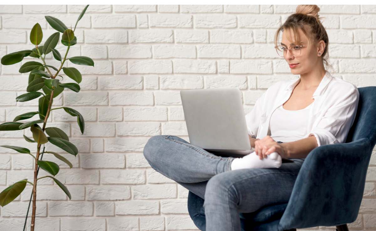 Las malas posturas que debes evitar cuando trabajas frente a la computadora
