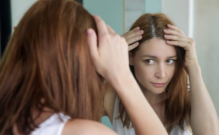 Por qué aparecen canas a edad temprana